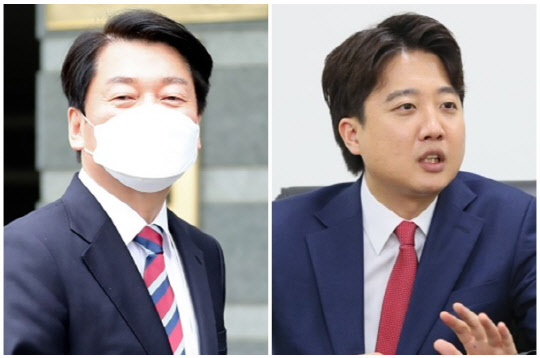 안철수(왼쪽) 대통령직인수위원장과 이준석 국민의힘 대표. <인수위사진기자단, 연합뉴스>